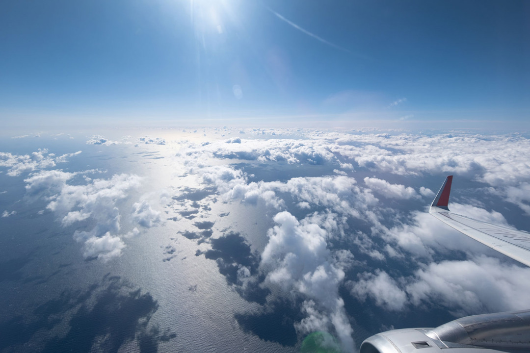 XF8mmF3.5 R WRで撮影した作例 飛行機からの空・雲・太陽